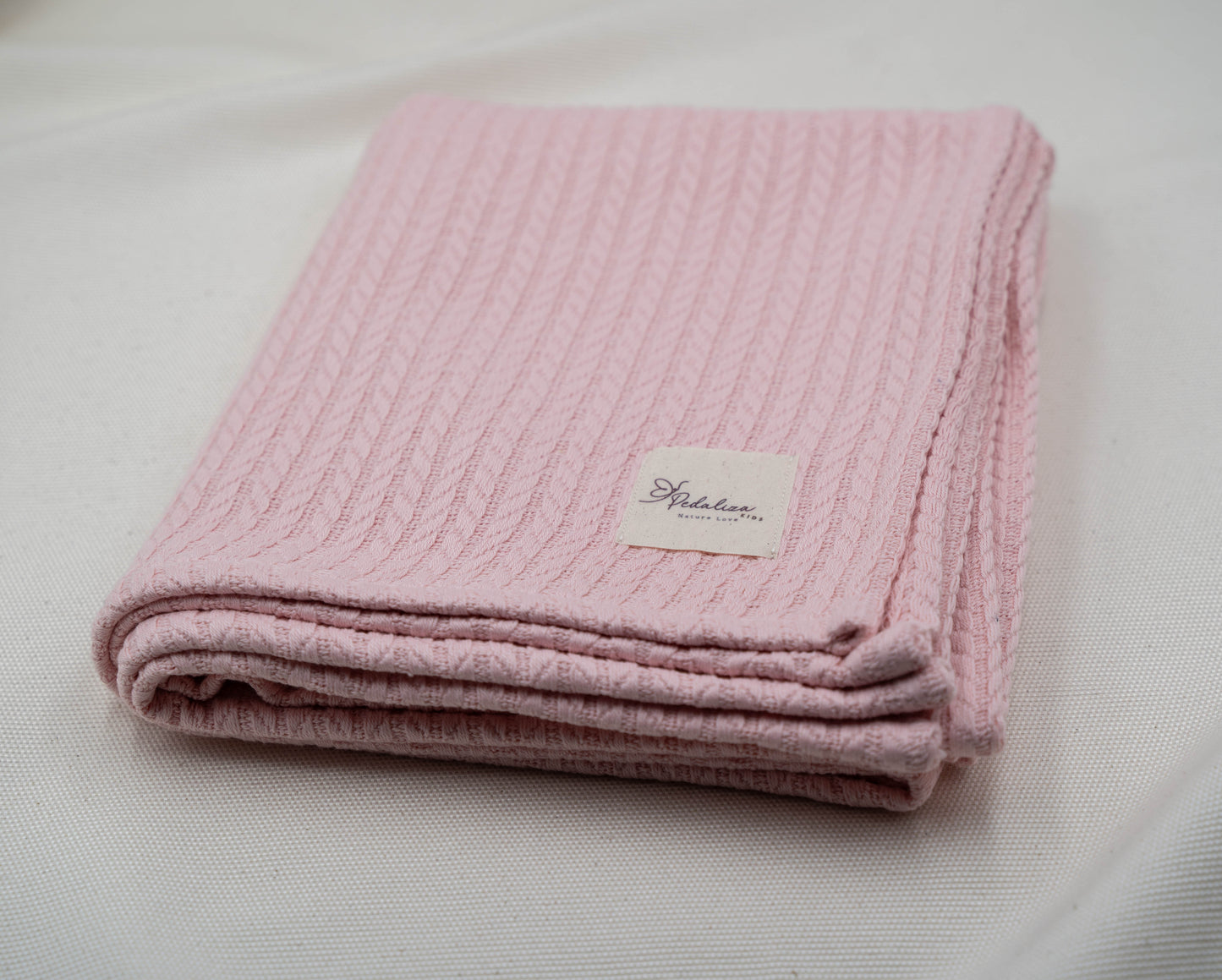 Babydecke im Zopfstrick-Muster in Rosé