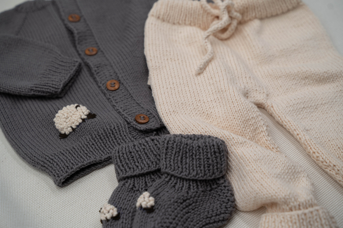 Premium Strickjacke & Strickhose Set "Sheep"
