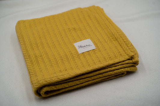 Babydecke im Zopfstrick-Muster in Senfgelb