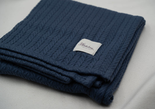 Babydecke im Zopfstrick-Muster in Blue