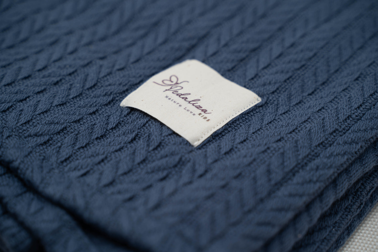 Babydecke im Zopfstrick-Muster in Blue