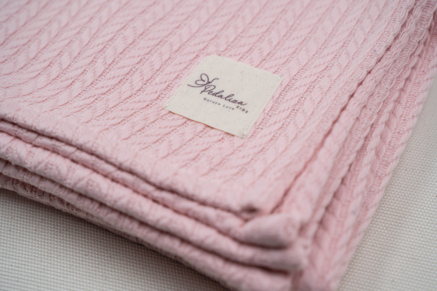 Babydecke im Zopfstrick-Muster in Rosé