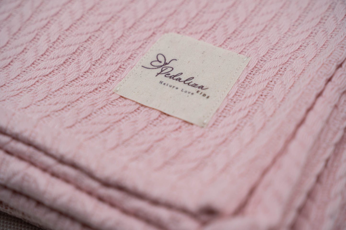 Babydecke im Zopfstrick-Muster in Rosé