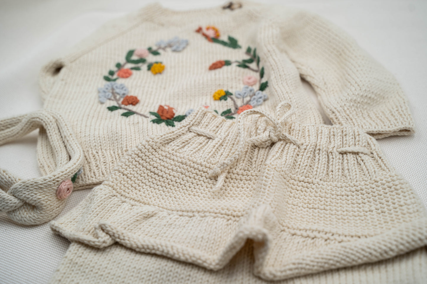 Strickpullover & Strickhöschen Set "Blumenkranz"